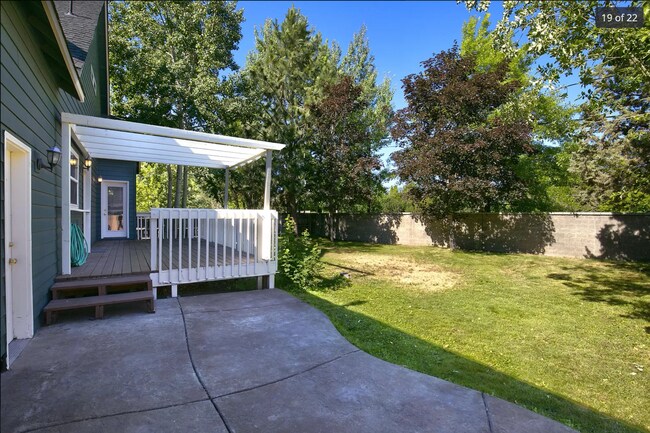 Foto del edificio - 2275 NE Nuttail Ct