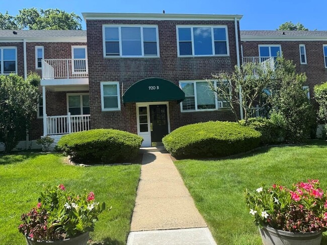 Foto del edificio - 920 Pelhamdale Ave