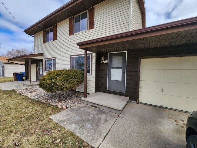 Building Photo - 2 Bedroom Townhouse 1205 Depere St Menasha