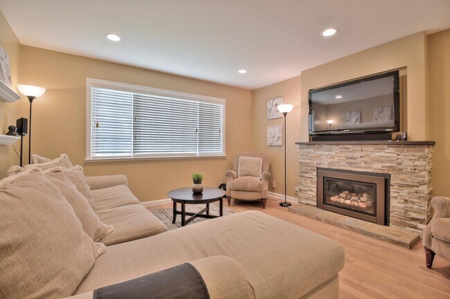 Building Photo - 1090 Gruwell Pl