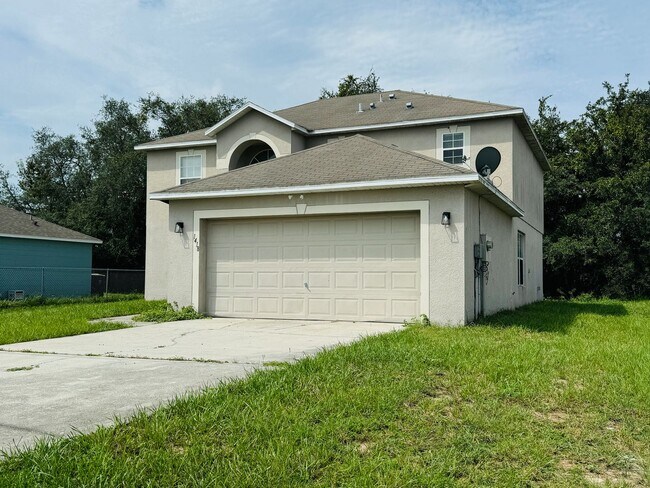 Building Photo - Beautiful 2 Story Home Perfect for any Fam...