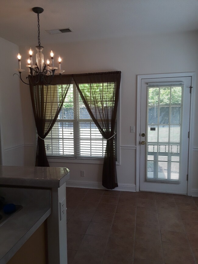 Foto del edificio - 2560 Rosehill Cir