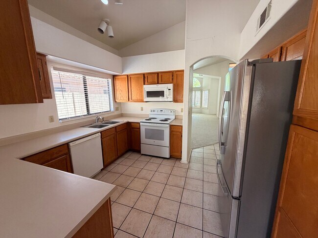 Foto del edificio - Warm & Charming single level 3 x 2 Home in Stonebridge Lakes!!