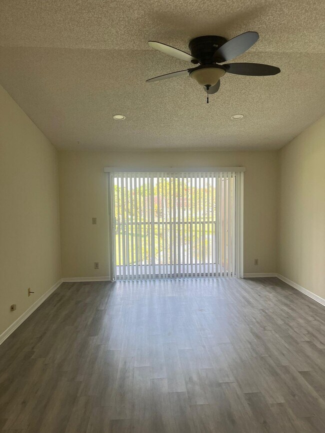 Building Photo - 9993 Three Lakes Cir