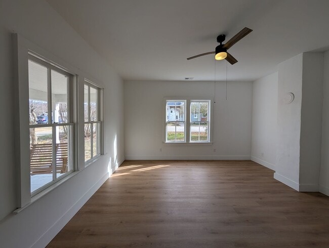 Building Photo - Barnardsville Rental!