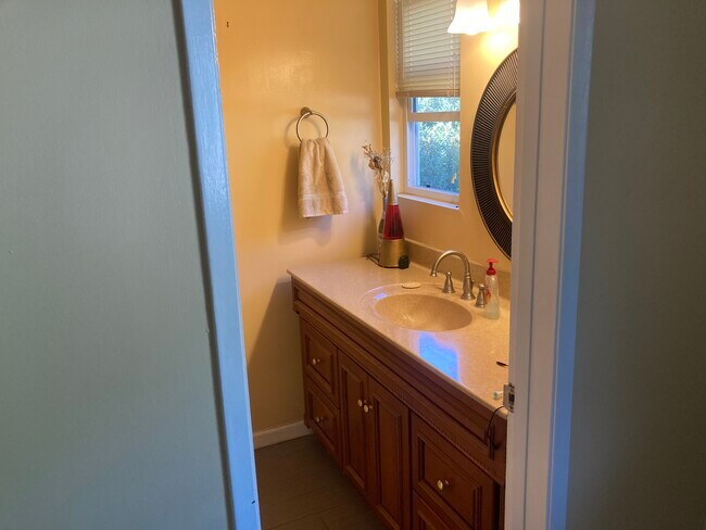 Foto del edificio - 2476 N Beachwood Dr