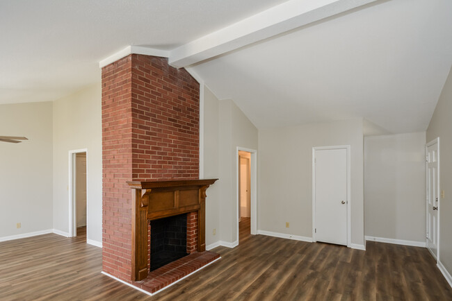 Building Photo - Inviting 3-Bedroom Home