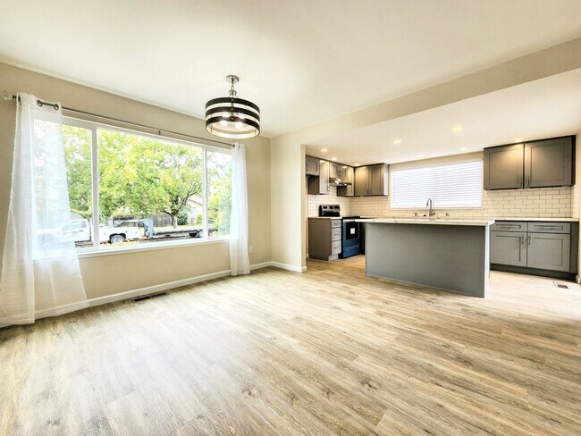 Building Photo - 3 Bedroom in Santa Rosa with Air Conditioning