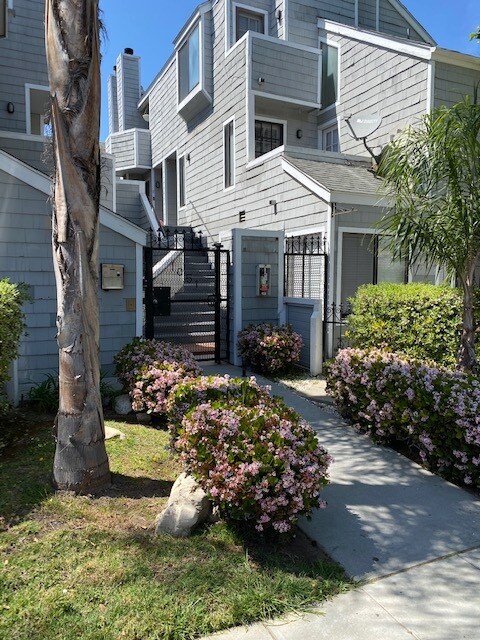 Foto del edificio - 1051 Newport Ave