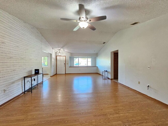 Foto del edificio - 819 Glencove Ave NW