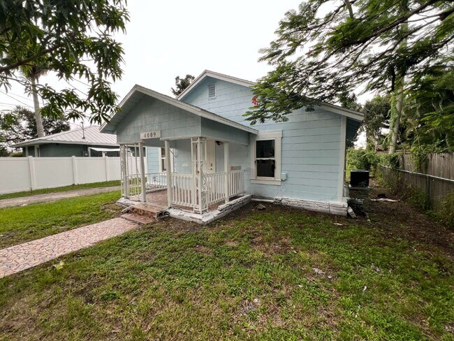Foto del edificio - 3BR/1BA Home in Fort Myers with Large Detached Garage 20x25