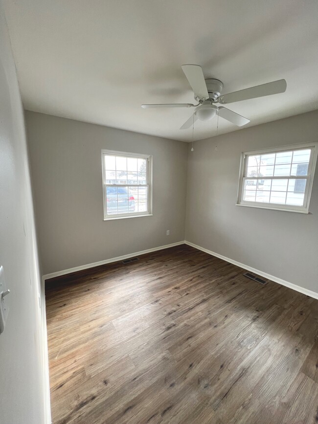 Front Bedroom - 2703 Cambridge Blvd
