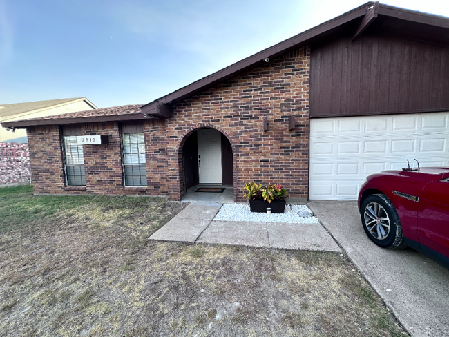 Building Photo - 2813 Woodlark Dr