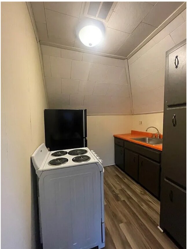 Cocina: estufa y refrigerador incluidos. - 407 Park Ave