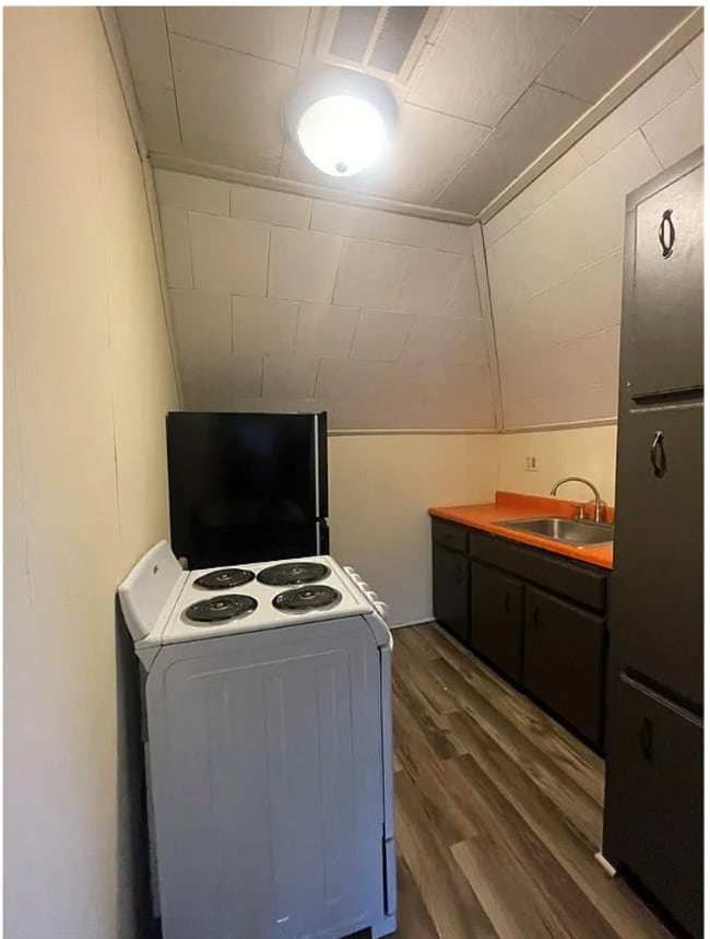 Kitchen - Stove and Fridge Included - 407 Park Ave