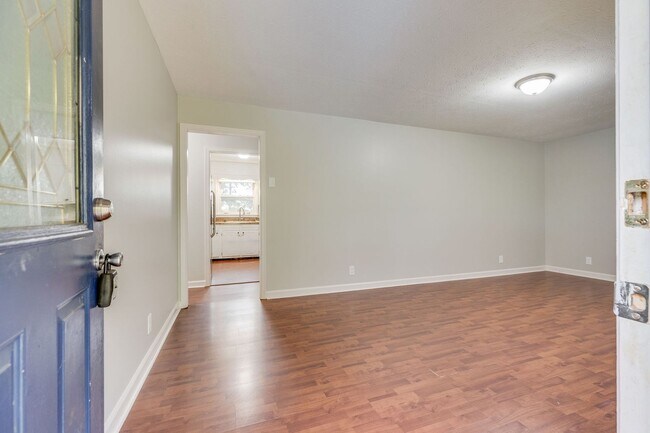 Foto del edificio - Spacious 3-Bedroom Home with Finished Basement and Scenic Views in Colonial Heights