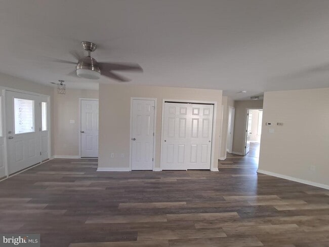 Building Photo - 210 Amaret St