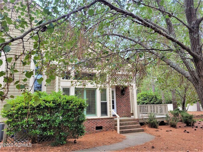 Building Photo - 301 Hampton Ct