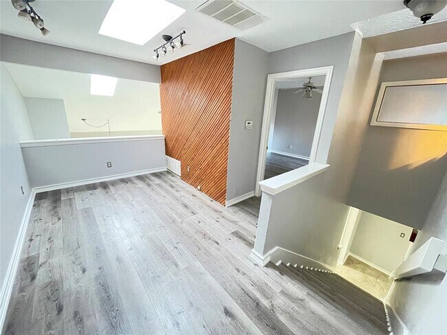 Foto del edificio - 7450 Holly Hill Dr