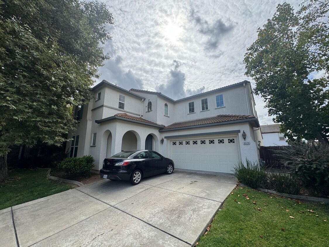 Foto principal - 5 Bed / 3.5 Bath | Elk Grove Single Family...