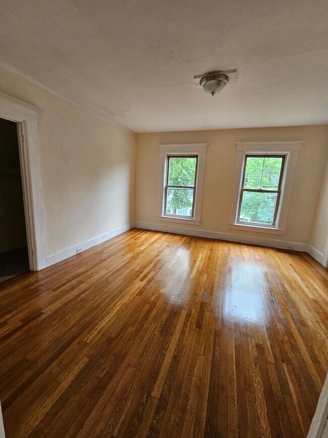 Building Photo - 605 Hall St