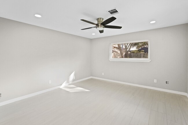 Building Photo - 10811 Tupper Lake Dr