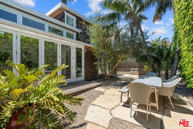 Building Photo - 648 Palms Blvd