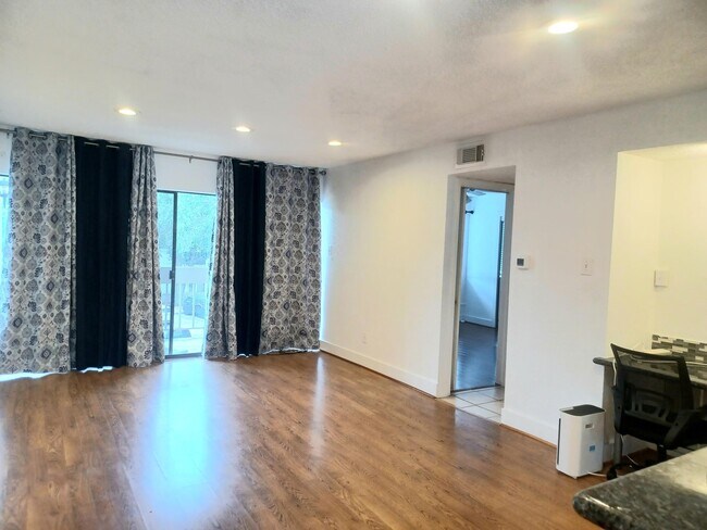 Foto del edificio - 12100 Melville Dr