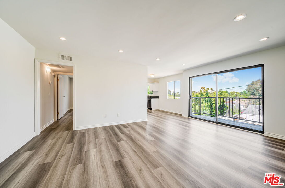 Foto principal - 7453 Haskell Ave