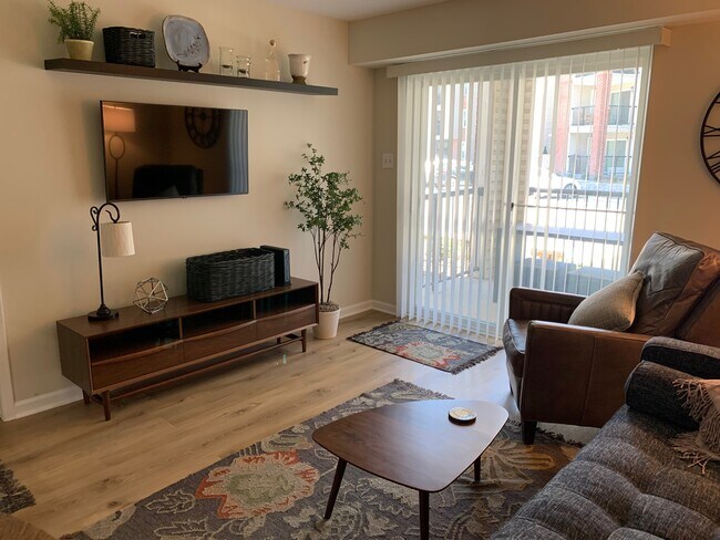 main living area - 3307 Wyndham Cir