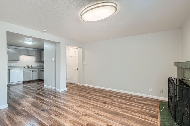 Foto del edificio - Newly Updated 2 Bedroom Condo- Move in ready! Move in Special $500 off 1st months rent!