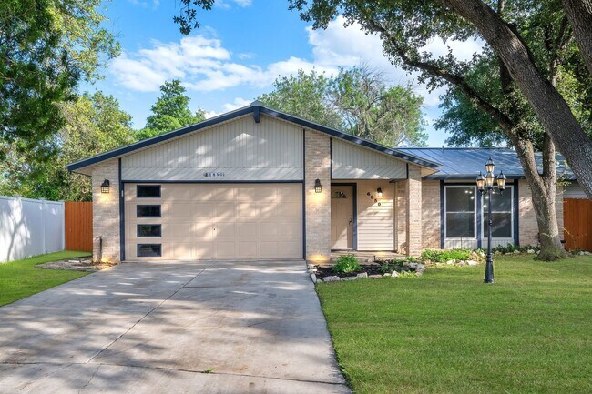 Foto del edificio - Nice 3-Bedroom 2-Bathroom Home in Camelot II