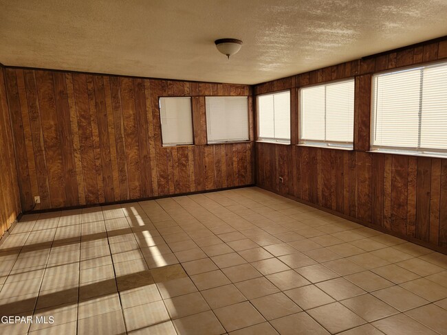 Building Photo - 9513 Fairfax St