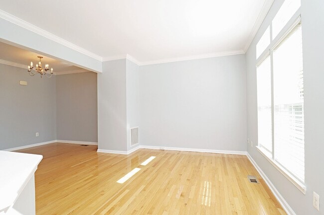 Building Photo - Spacious Pantops Townhome – Convenient, Pe...