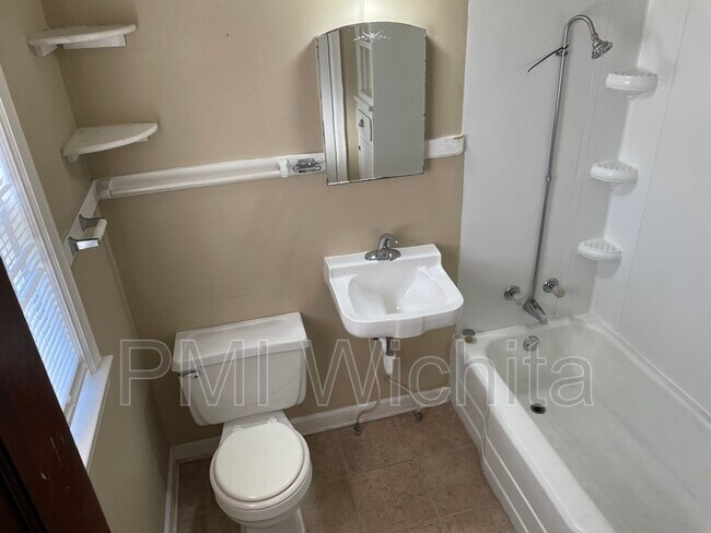 Foto del edificio - 131 E 17th St N