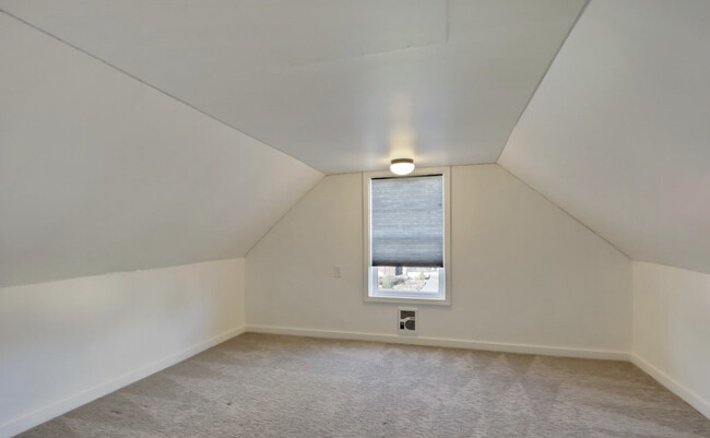 Building Photo - 1102 6th Ave SW
