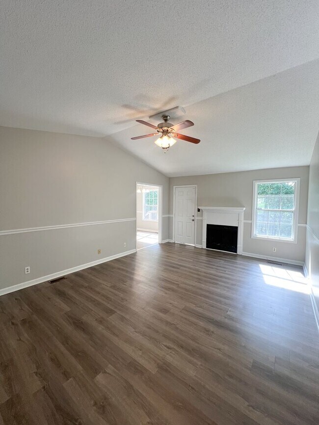 Foto del edificio - Large Deck and Fenced Backyard!