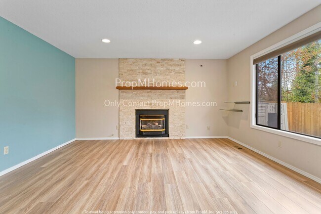 Foto del edificio - Open and Inviting 3 Bedroom Home in West Linn w/ Modern Amenities!