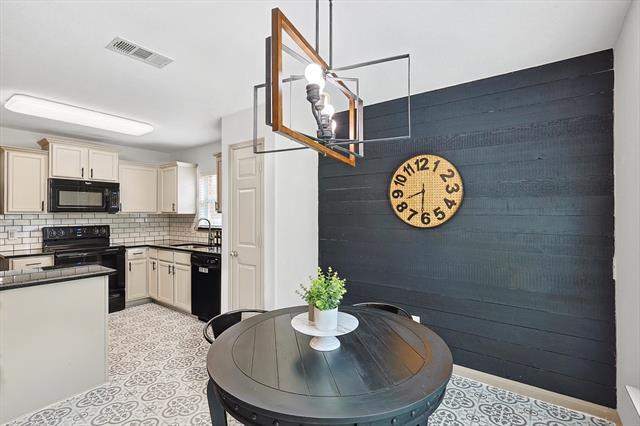 Foto del edificio - 12605 Forest Lawn Rd