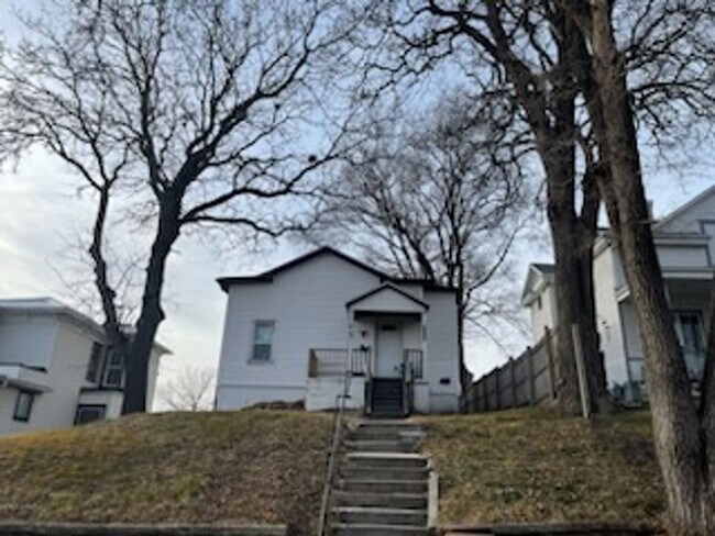 Building Photo - 2223 Douglas St