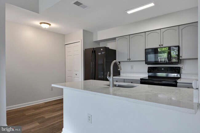 Foto del edificio - 8610 Beekman Pl