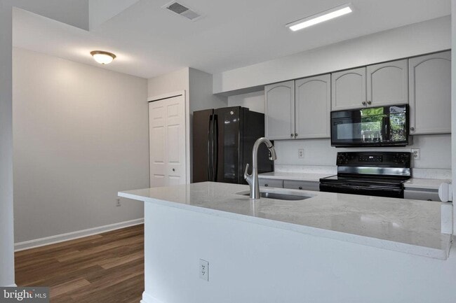 Building Photo - 8610 Beekman Pl
