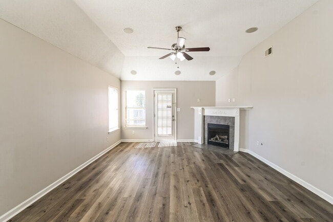 Foto del edificio - 5871 Carrel Cove