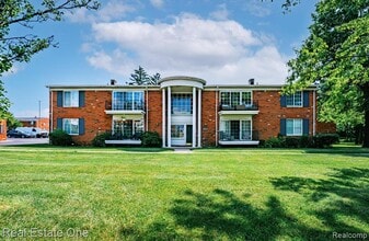 Building Photo - 430 Fox Hills Dr S