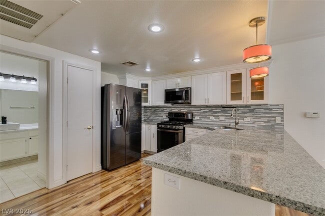 Building Photo - 3400 Cabana Dr