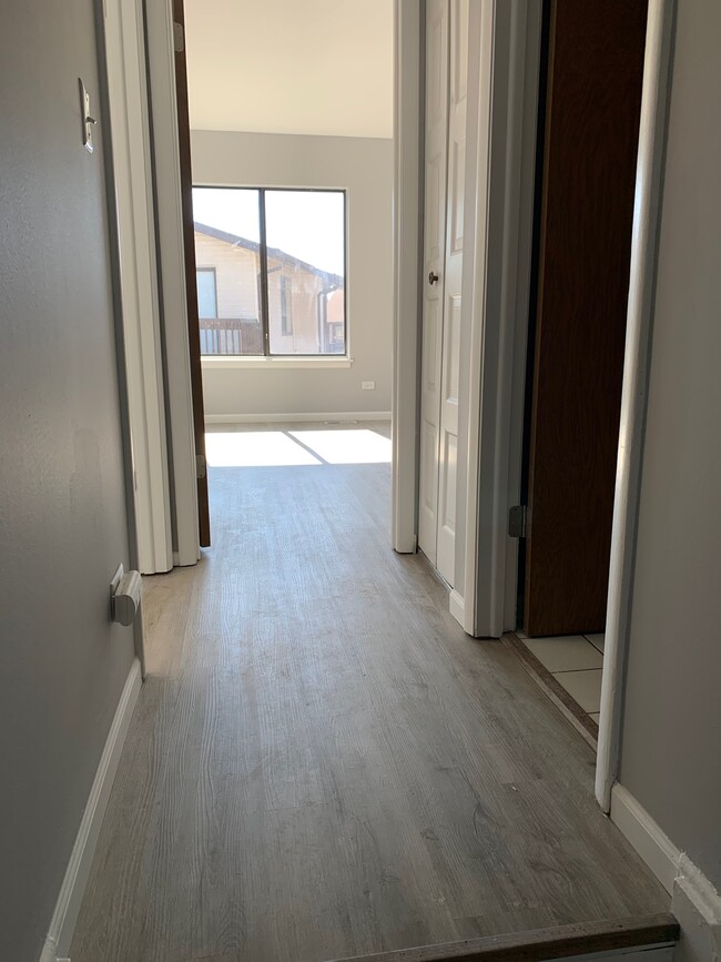 Hallway - 1321 Kingsbury Dr
