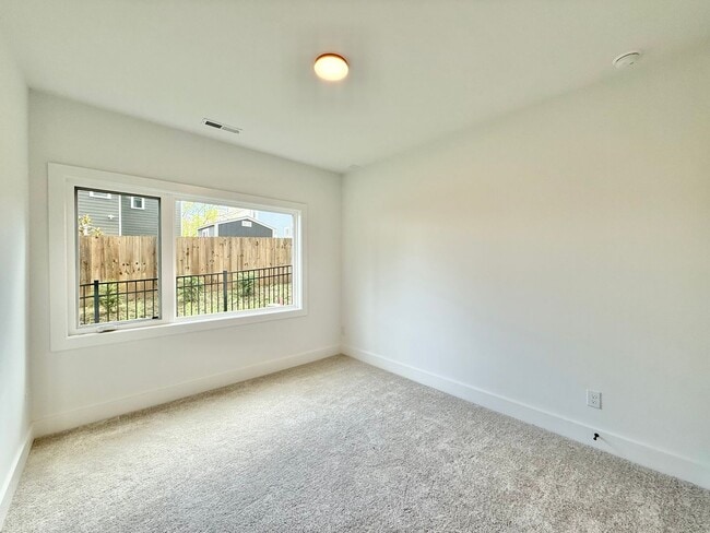 Building Photo - Luxurious New Construction 4BD, 4BA Downto...