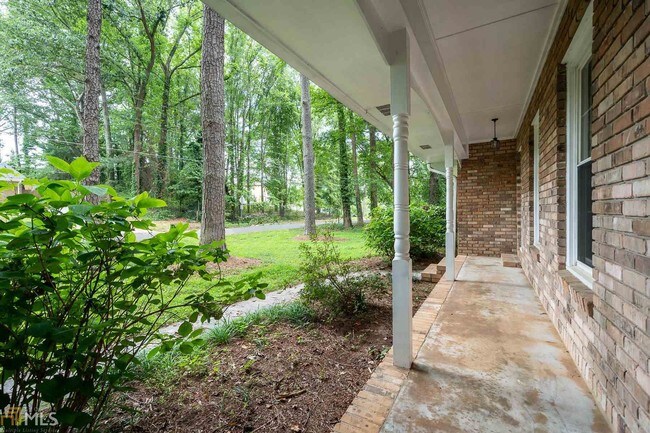Building Photo - 697 Kiowa Dr NE