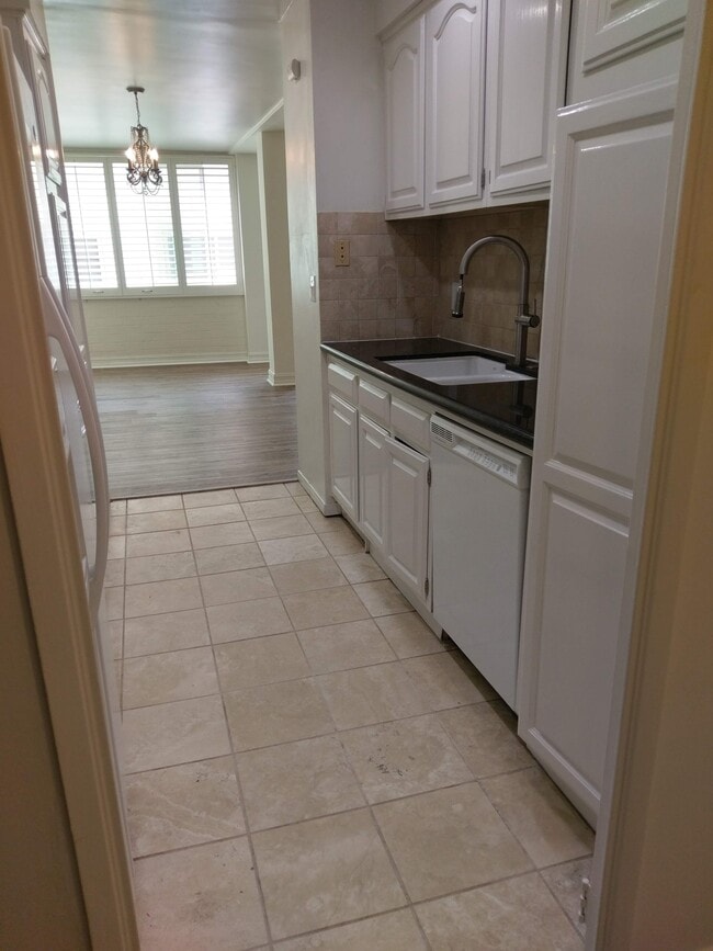 Kitchen - 540 Kelton Ave