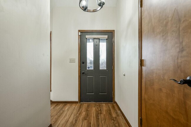 Building Photo - 1108 Redwood Dr